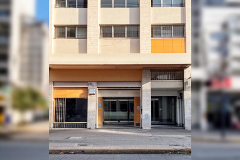 Frente de oficina industrial en Buenos Aires con acceso sobre calle y señalización sobria